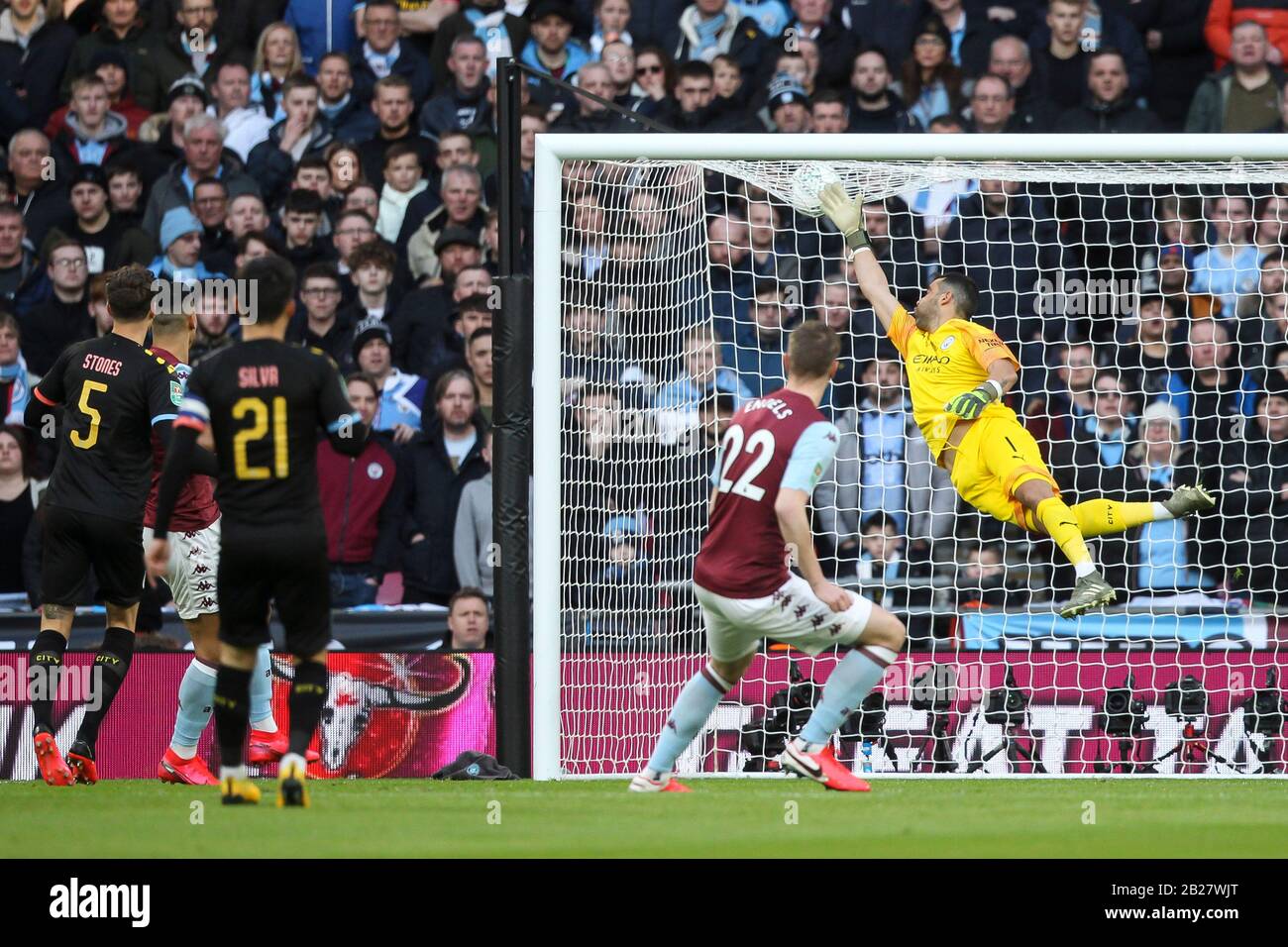 London, Großbritannien. März 2020. Anwar El Ghazi von Aston Villa trifft während des Carabao-Cup-Endspiels zwischen Aston Villa und Manchester City im Wembley-Stadion am 1. März 2020 in London, England, auf die Querlatte. (Foto von Paul Chesterton/phcimages.com) Credit: PHC Images/Alamy Live News Stockfoto