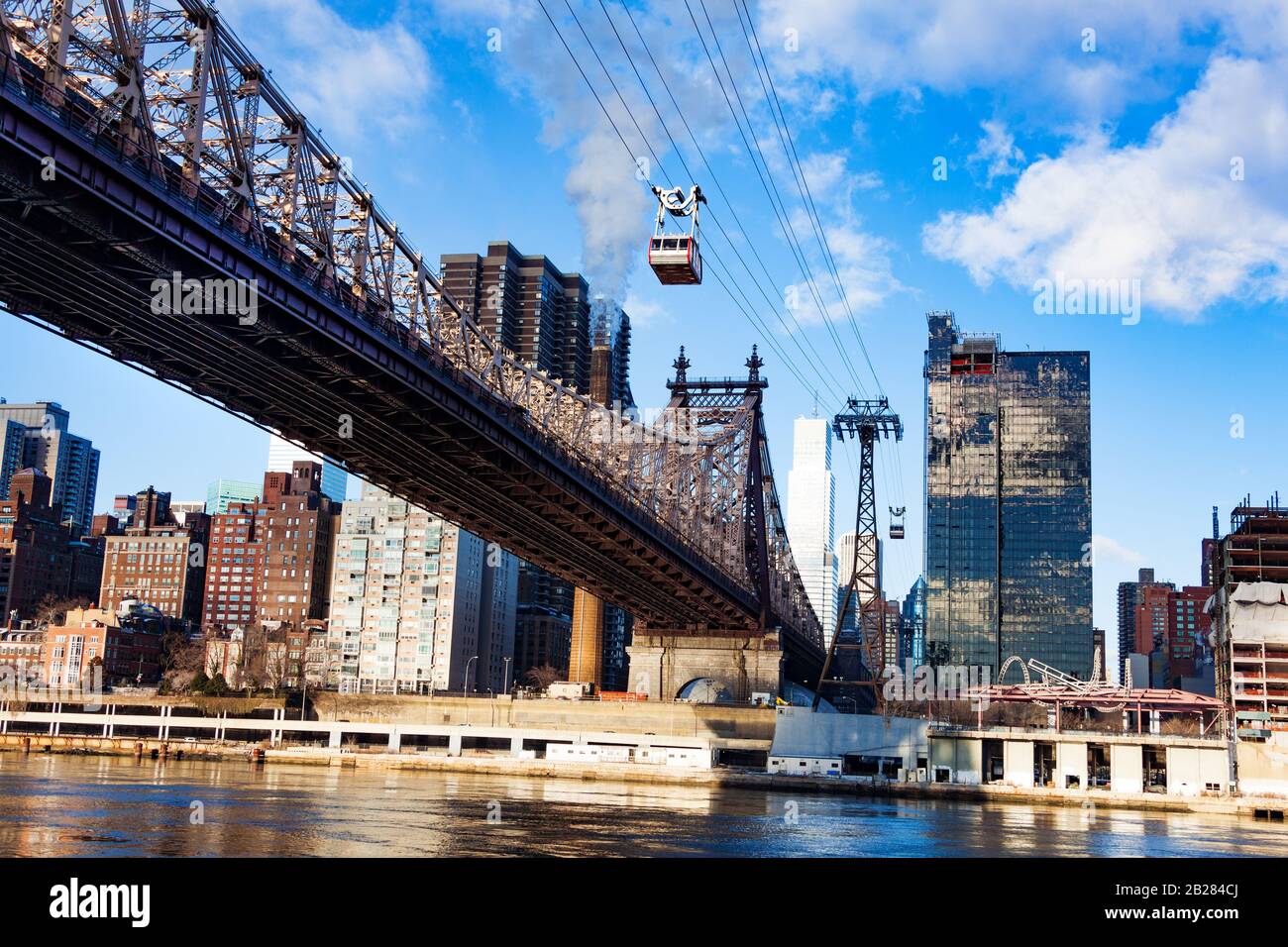 East River mit Roosevelt Island Tramway System und Ed Koch Queensboro Bridge über New York Buildings, NY, USA Stockfoto