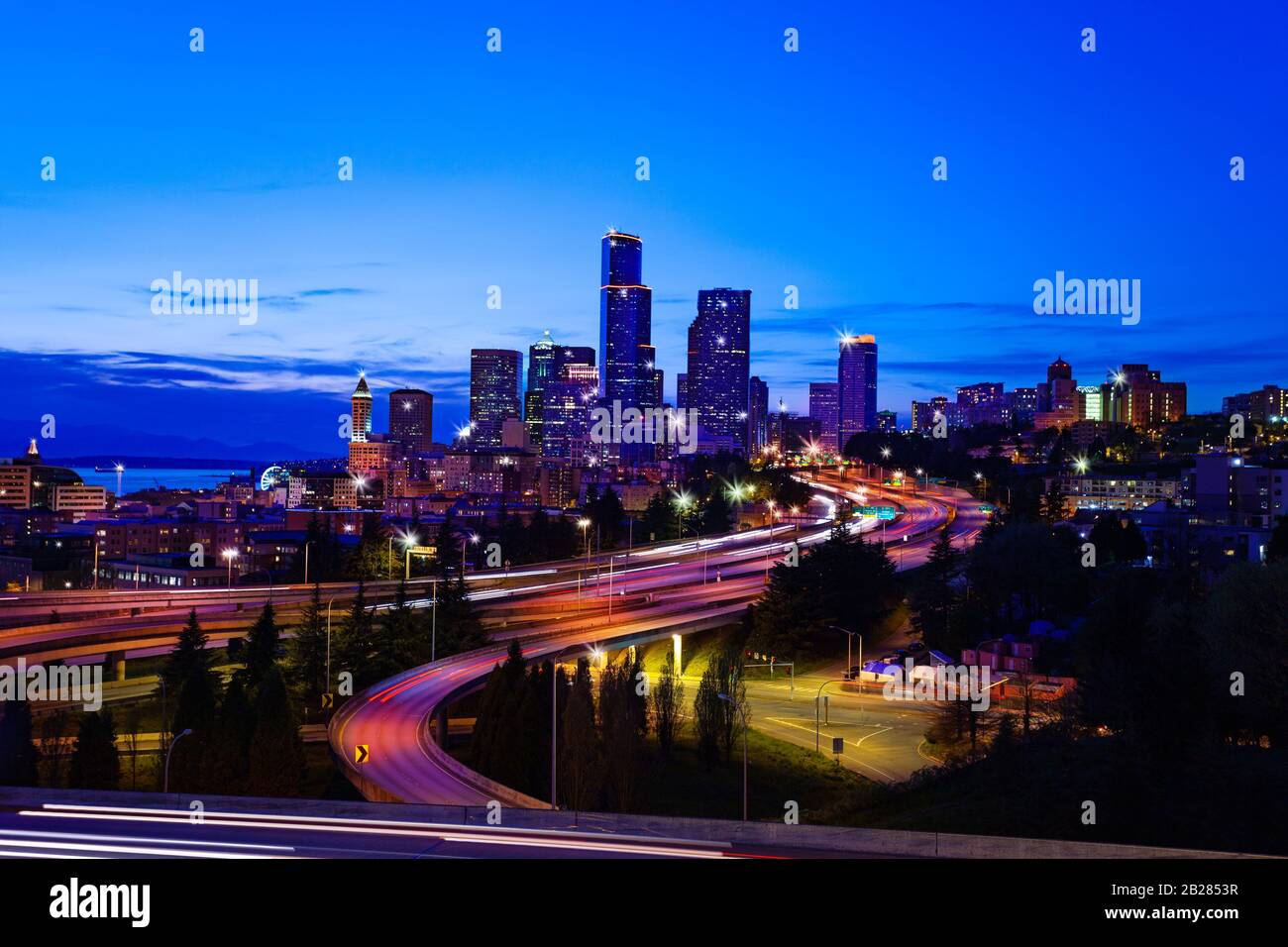 Blick auf die Innenstadt von Seattle über die Autobahn I5, nachts vom Dr. Jose Rizal Park, Washington, USA Stockfoto