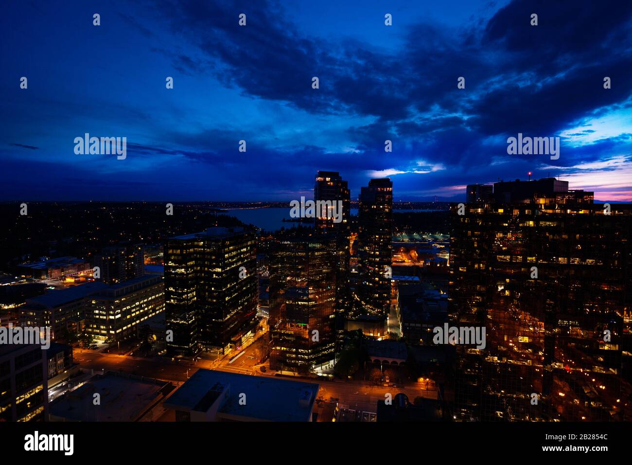 Nachtpanorama von der Bellevue City im Zentrum von King County, Vereinigte Staaten über den Lake Washington von Seattle Stockfoto