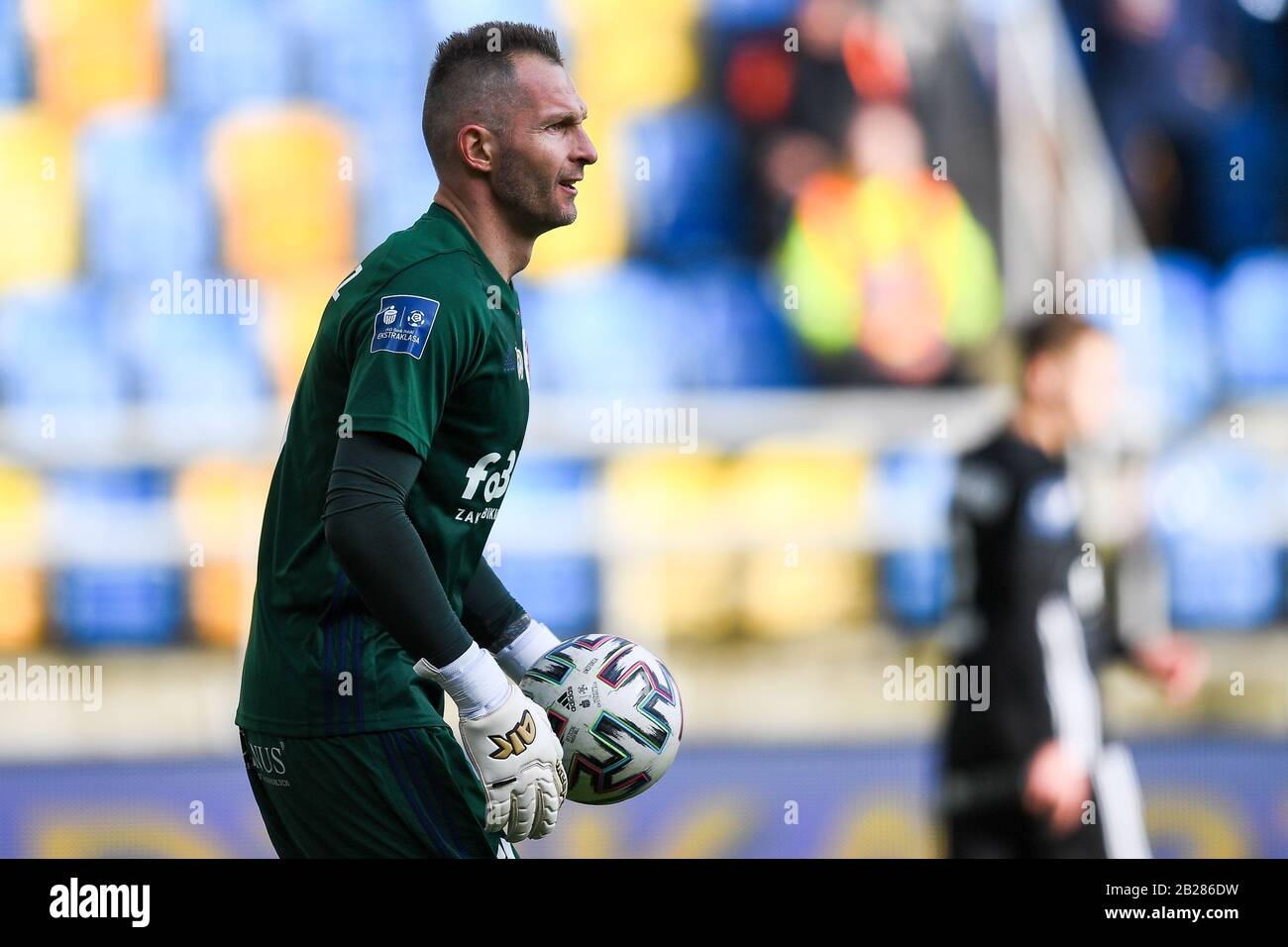 Arkadiusz Malarz von LKS während des polnischen Ekstraklasa-Matches zwischen Arka Gdynia und LKS Lodz in Gdynia im Einsatz (Endstand; Arka Gdynia 1:1 LKS Lodz) Stockfoto