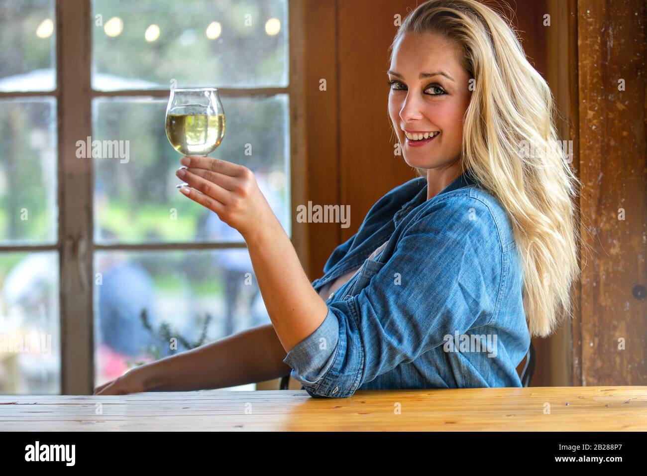 Lifestyle-Porträt einer Person, die helles Bier, Apfelwein, in einer Handwerker-Brauerei Cidery trinkt Stockfoto