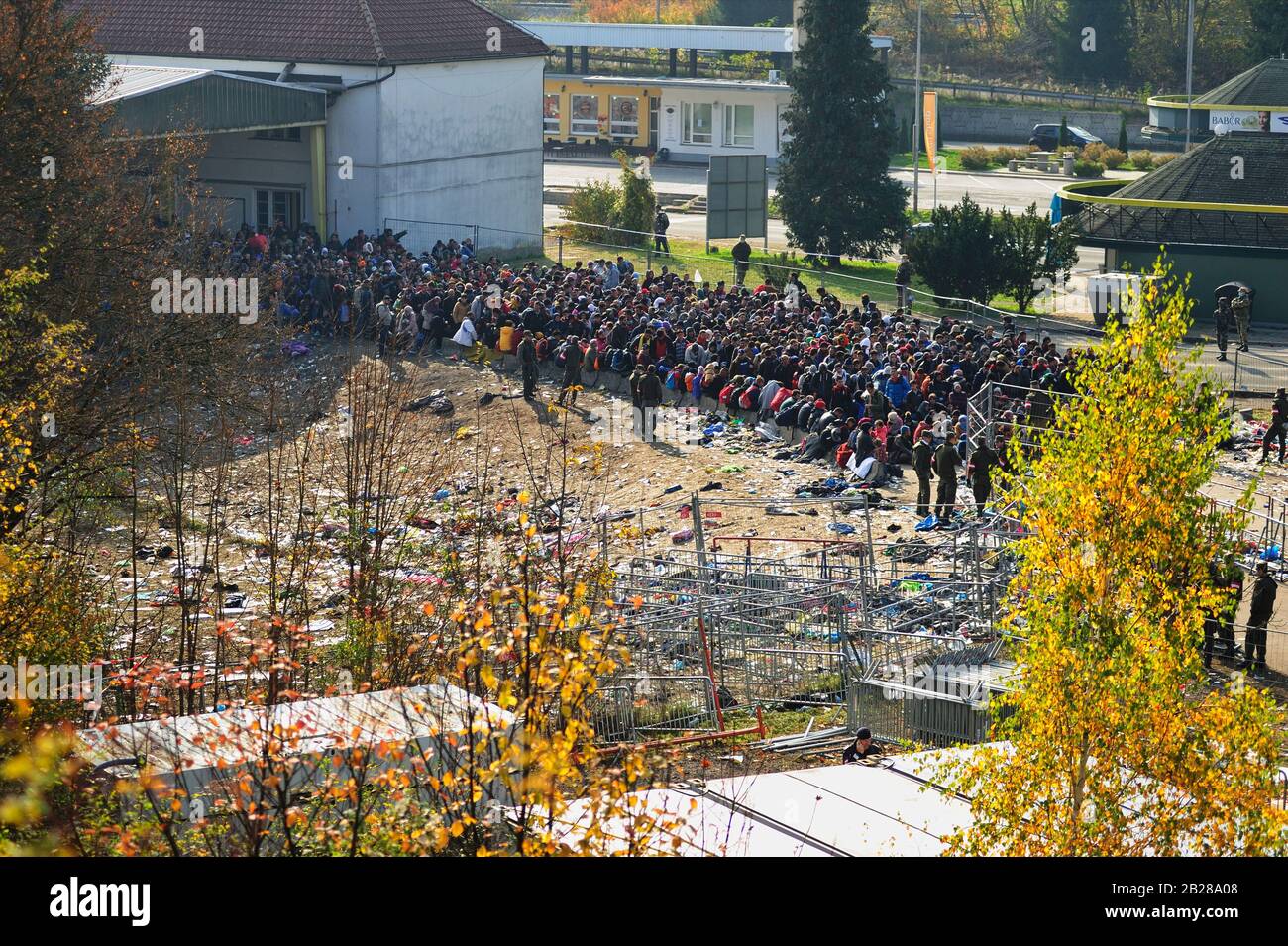 Spielfeld, Styria, Österreich. Archivbild vom 31. Oktober 2015. Flüchtlingswelle erreicht den Grenzübergang Spielfeld in der Styria. Stockfoto