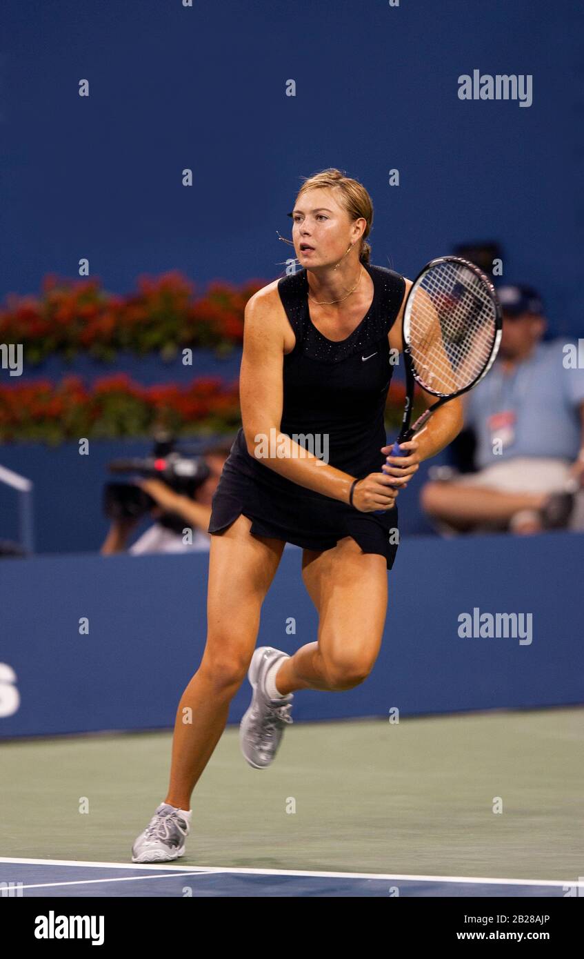 New York, Vereinigte Staaten. September 2006. Flushing Meadows, New York, Vereinigte Staaten - 9. September 2006. Maria Sharapova im Einsatz während des US Opne Damenfinales 2006 gegen die Belgierin Justine Henin. Sharapova gewann in geraden Sätzen, um ihren ersten und einzigen US Open Frauentitel zu gewinnen. Sharapova gewann während ihrer Karriere insgesamt fünf Grand-Slam-Titel und war eine der am höchsten ertragenden Sportlerinnen. Credit: Adam Stoltman/Alamy Live News Stockfoto