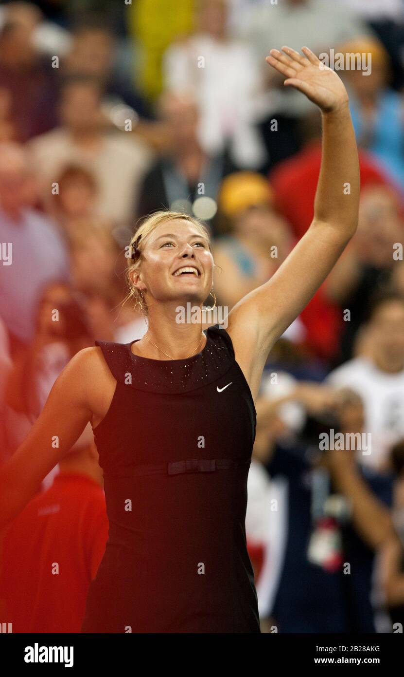 New York, Vereinigte Staaten. September 2006. Flushing Meadows, New York, Vereinigte Staaten - 9. September 2006. Maria Sharapova winkt der Menge zu, nachdem sie die Belgierin Justine Henin im Finale der US Open 2006 besiegt hat. Der Sieg gab Sharapova ihren ersten und einzigen US Open Frauentitel. Sharapova gewann während ihrer Karriere insgesamt fünf Grand-Slam-Titel und war eine der am höchsten ertragenden Sportlerinnen. Credit: Adam Stoltman/Alamy Live News Stockfoto