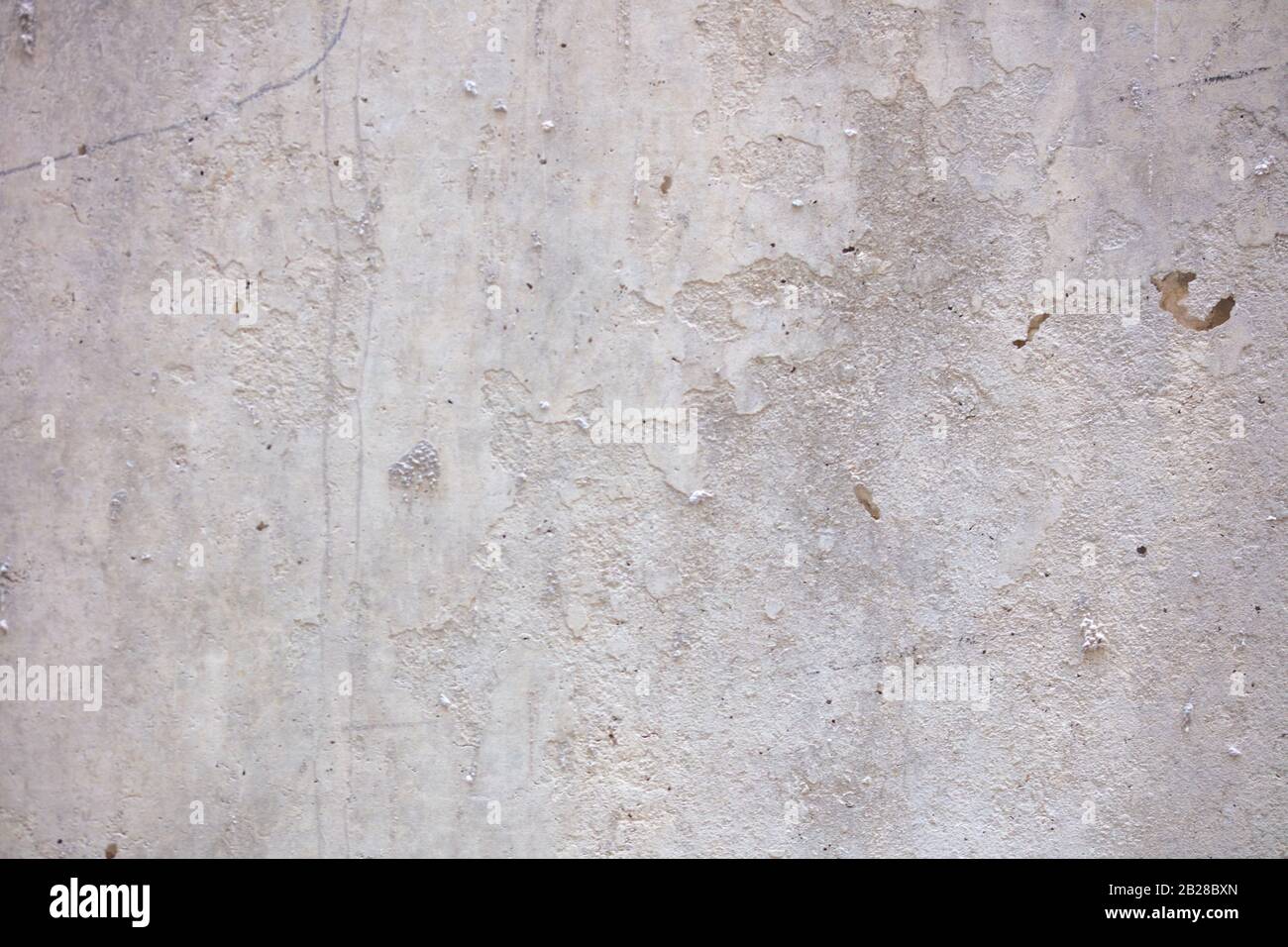 Eine frontale Ansicht einer weißen degradierten Wand, Textur Stockfoto