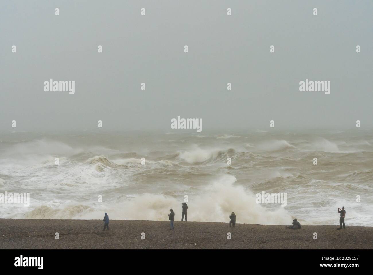 Sehr mutige Fotografen zaulen den Strand von Newhaven, East Sussex, als Storm Ciara am 9. Februar 2020 hohe Winde und starken Regen entfesselt. Stockfoto