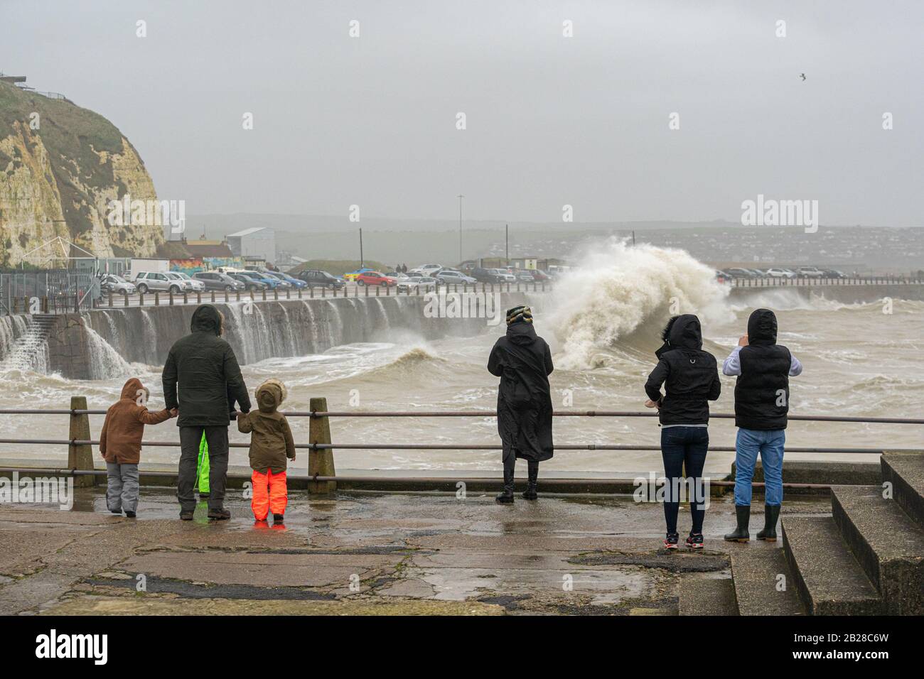 Die Zuschauer sägen die Hafenmauer bei Newhaven und beobachten die rauen Wellen, während Storm Ciara England am 9. Februar 2020 schlägt. Stockfoto