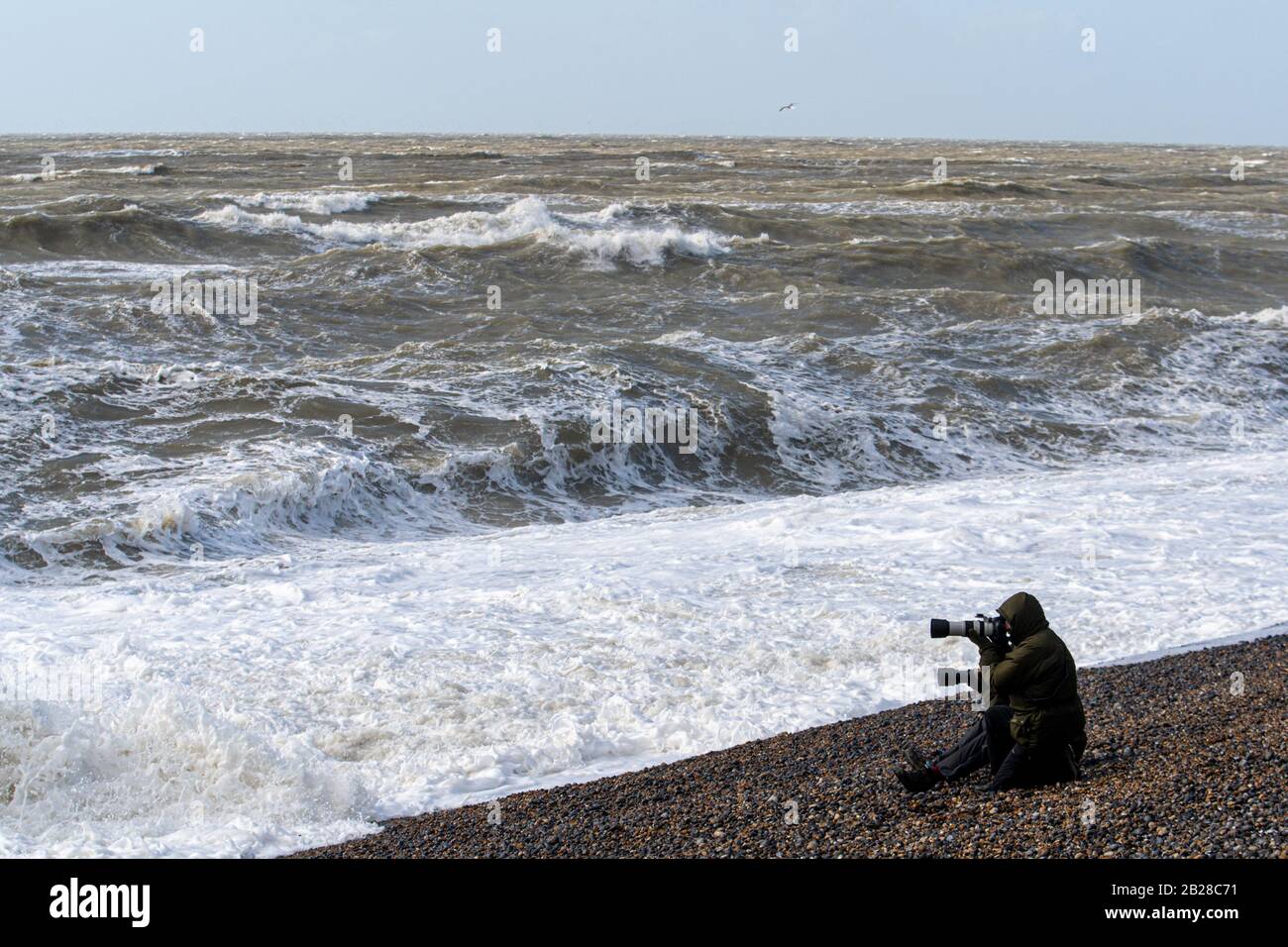 Fotograf am Strand von Newhaven, East Sussex als Storm Jorge entfesselt starke Winde und starken Regen am 29. Februar 2020. Stockfoto