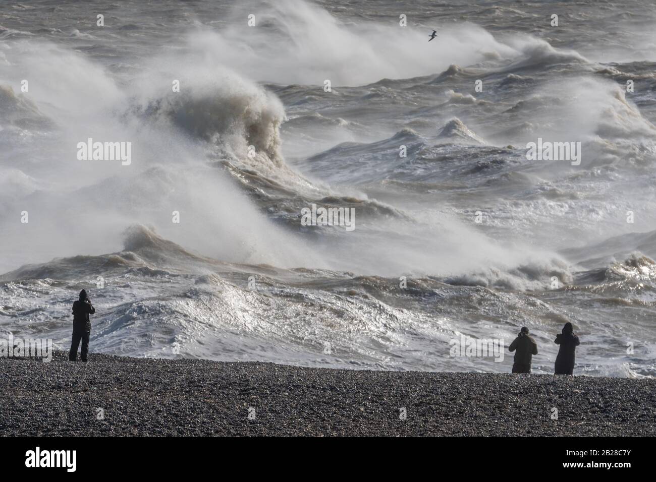 Fotografen zauern den Strand in Newhaven, East Sussex, als Storm Jorge am 29. Februar 2020 hohe Winde und starken Regen entfesselt. Stockfoto