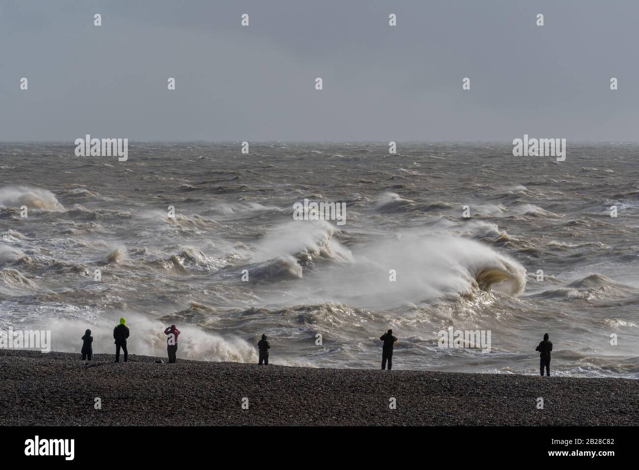 Fotografen zauern den Strand in Newhaven, East Sussex, als Storm Jorge am 29. Februar 2020 hohe Winde und starken Regen entfesselt. Stockfoto