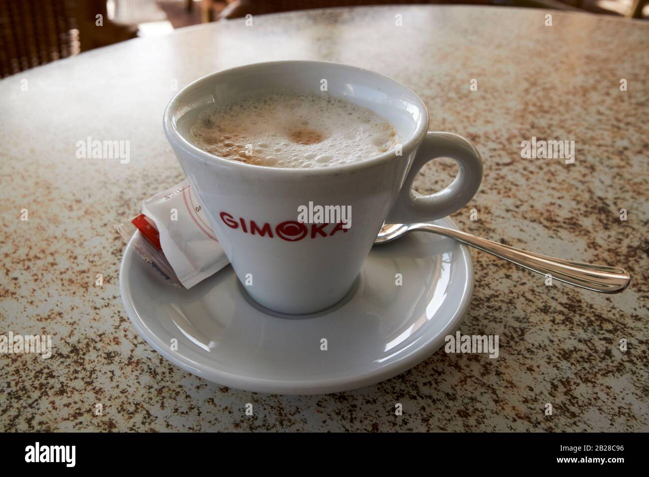 Café con leche milchiger spanischer Kaffee in gimoka italienische Kaffeetasse Lanzarote kanarische Inseln spanien Stockfoto