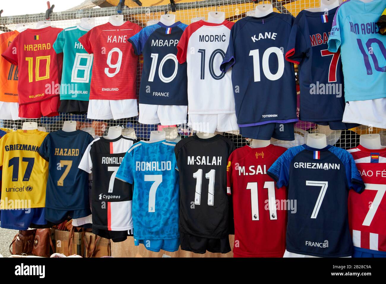 Fake berühmte Fußballtrikots zum Verkauf auf dem Kleiderstall am playa blanca Markt in der Marina rubicon Lanzarote kanarische Inseln spanien Stockfoto