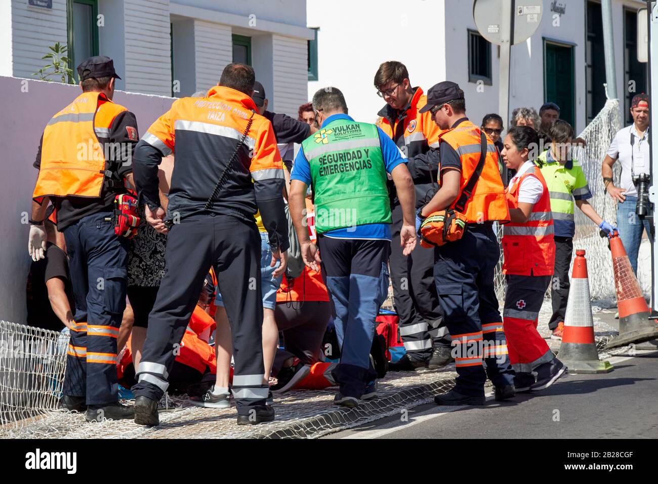 Spanischer Rettungswagen und Zivilschutz-Team arbeiten bei der Sportveranstaltung Lanzarote kanarische Inseln spanien am verletzten Fahrer Stockfoto