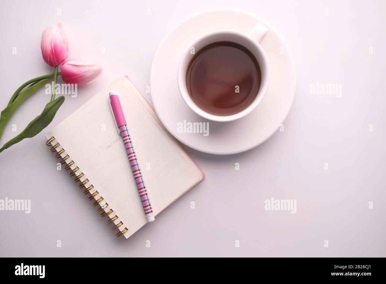 Draufsicht auf Tee, Notizblock, Blume für das Frühstück am Morgen Stockfoto