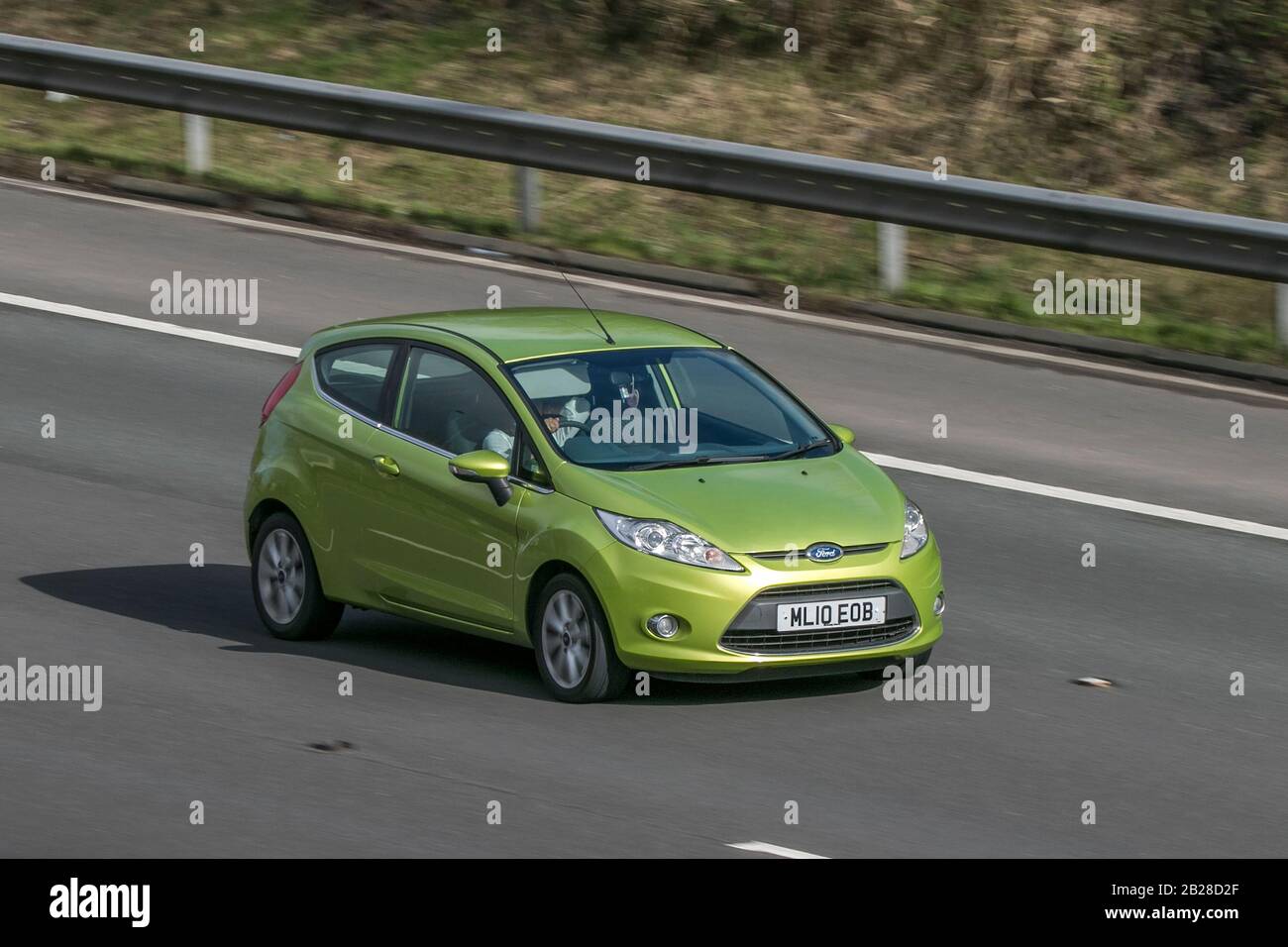 ML10EOB 2010 Ford Fiesta Zetec Green Car Petrol Fahren auf der Autobahn M6 in der Nähe von Preston in Lancashire, Großbritannien Stockfoto