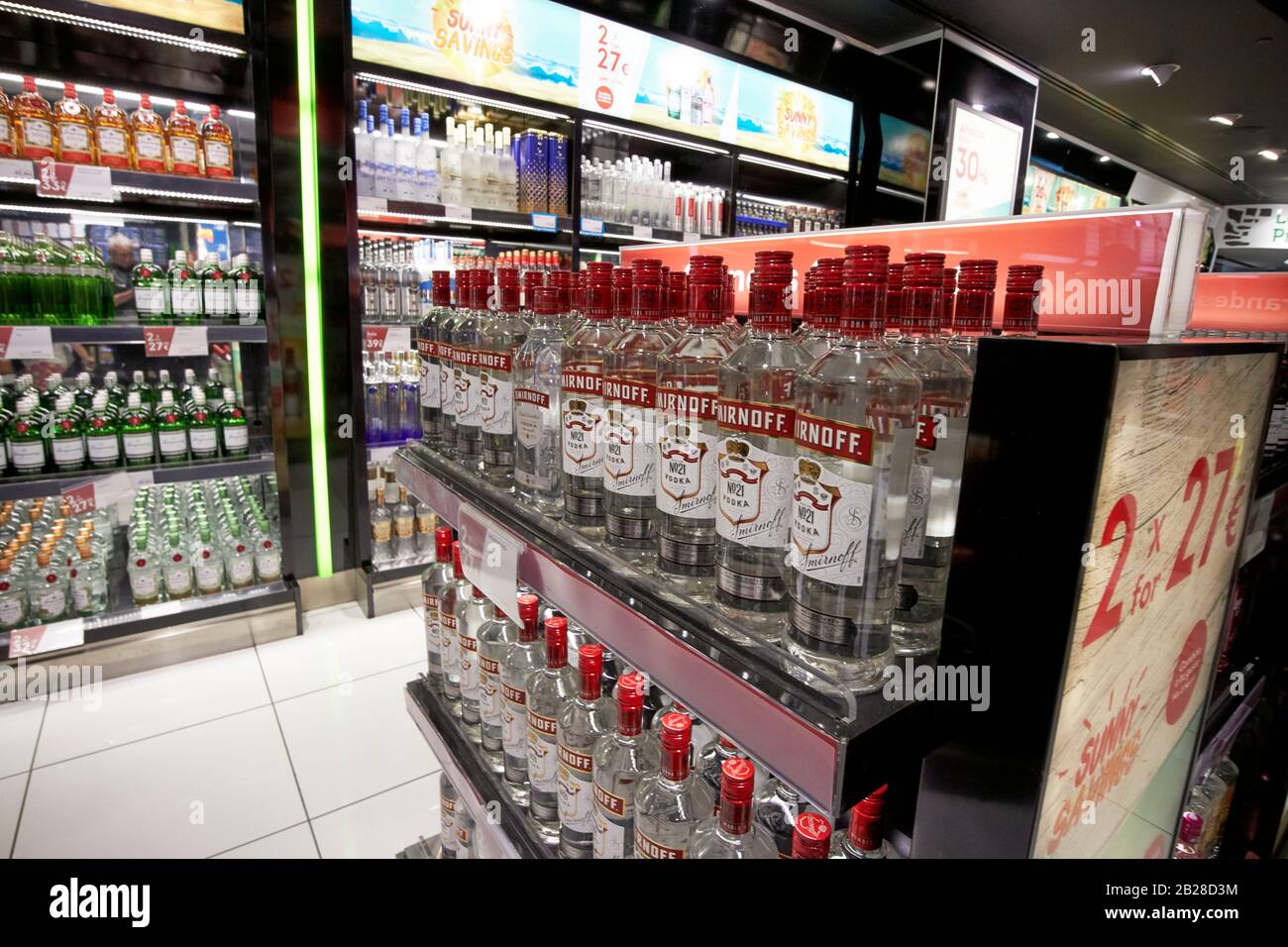Alkoholfreie Flaschen Wodka zum Verkauf beim Duty Free Shopping im Terminal t1 arricife cesar manrique-Lanzarote Flughafen kanarische Inseln spanien Stockfoto