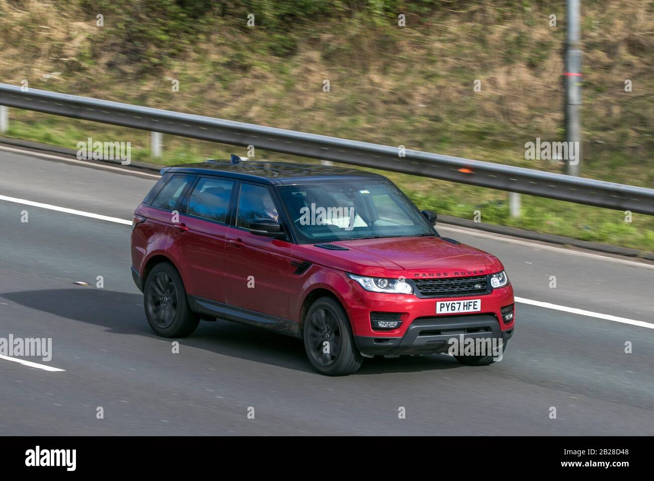 PY67HFE Land Rover Range Rover Sport HSE Dynam SDV6 EIN roter Diesel, der auf der Autobahn M6 in der Nähe von Preston in Lancashire, Großbritannien fährt Stockfoto