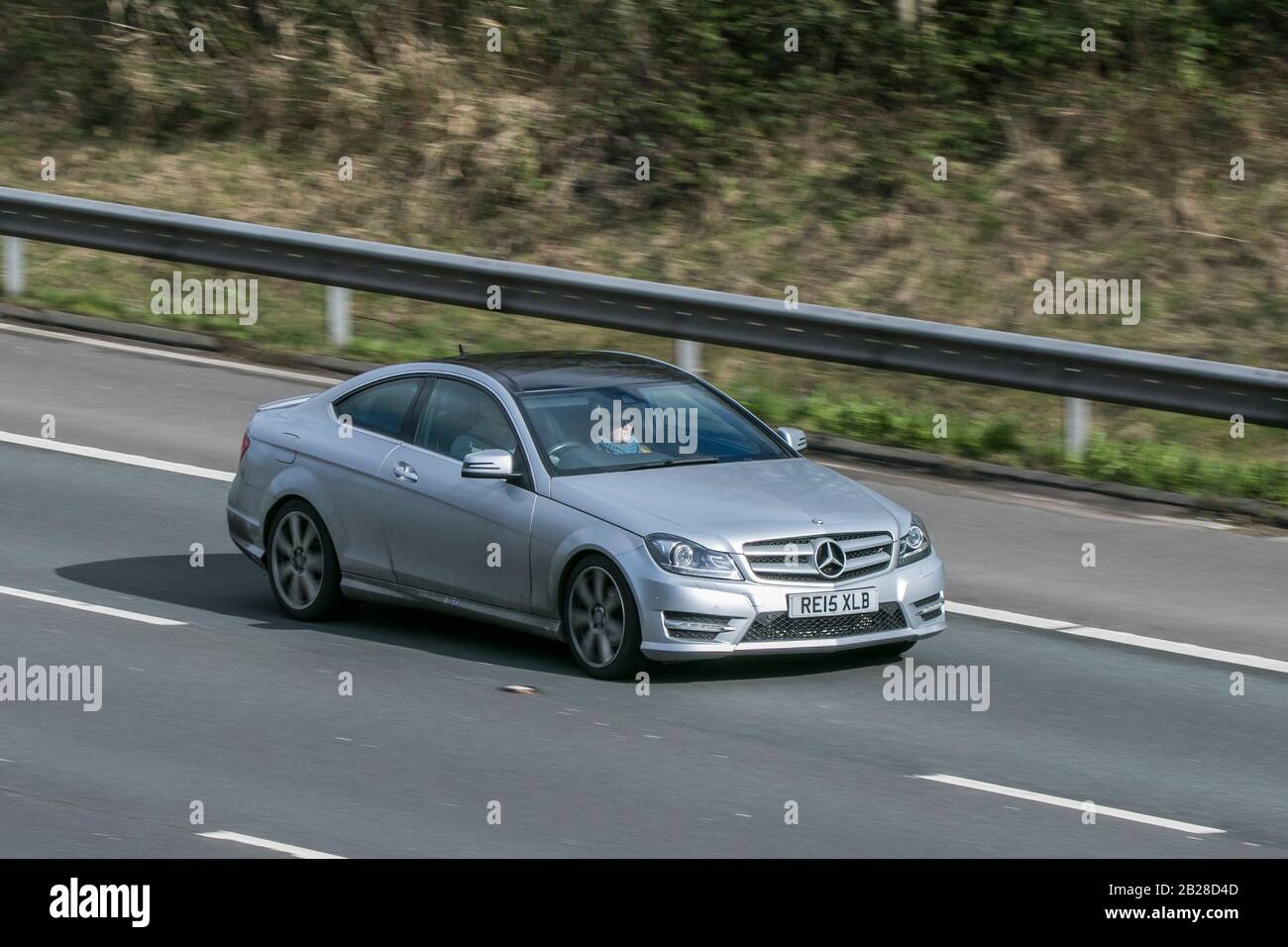 RE15XLB Mercedes-Benz C220 AMG Sport Ed Prem + CDI EIN silberner Diesel, der auf der Autobahn M6 in der Nähe von Preston in Lancashire, Großbritannien fährt Stockfoto