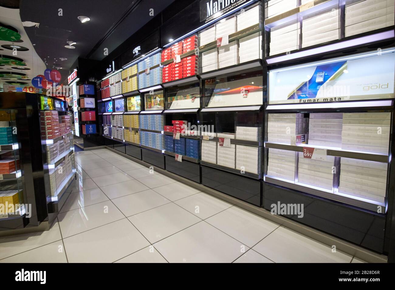 Zigaretten zum Verkauf in Duty Free Shopping im Terminal t1 arricife cesar manrique-Lanzarote Flughafen kanarische Inseln spanien Stockfoto