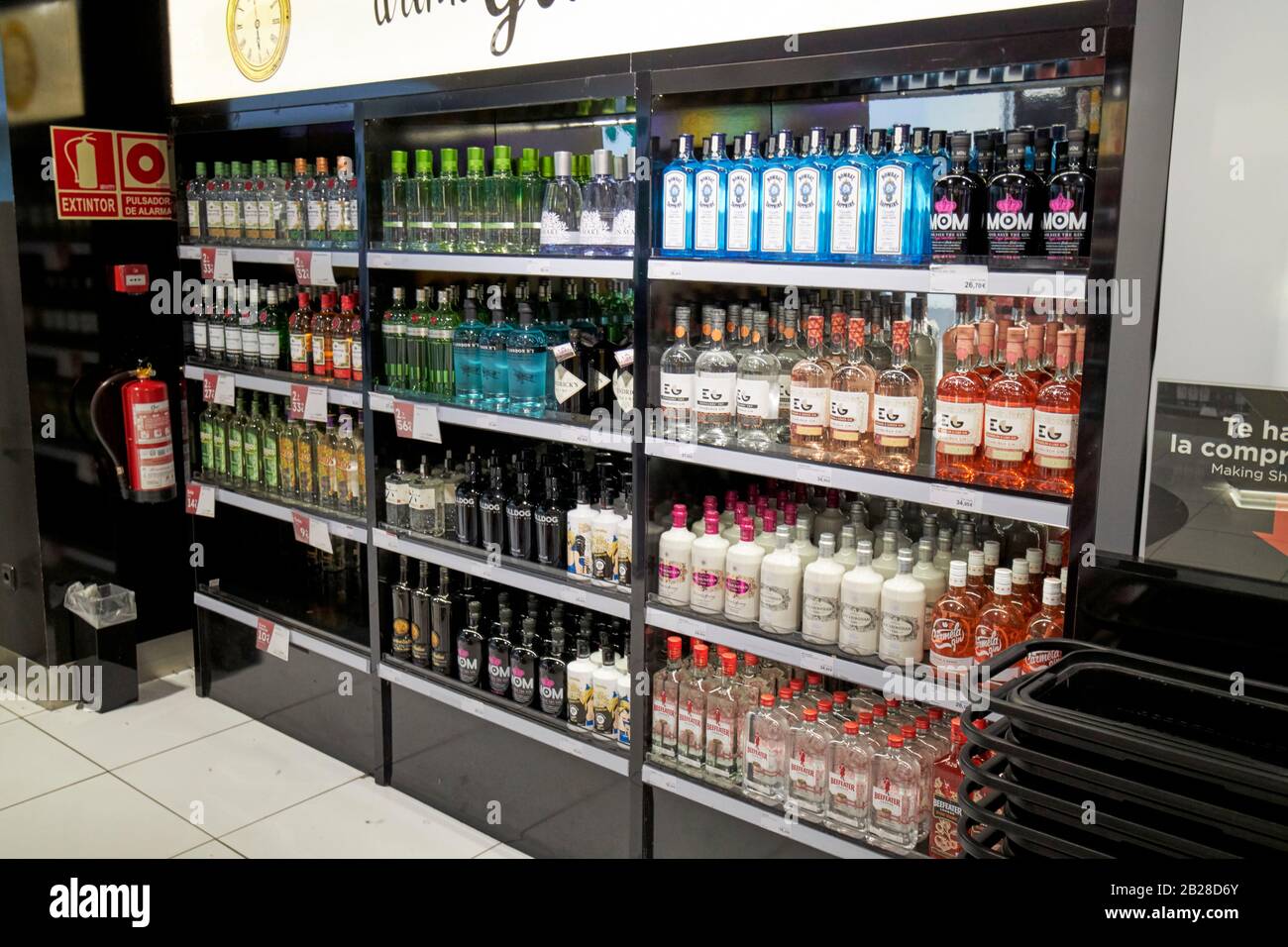 Flaschen Alkohol zum Verkauf beim Duty Free Shopping im Terminal t1 arricife cesar manrique-Lanzarote Flughafen kanarische Inseln spanien Stockfoto