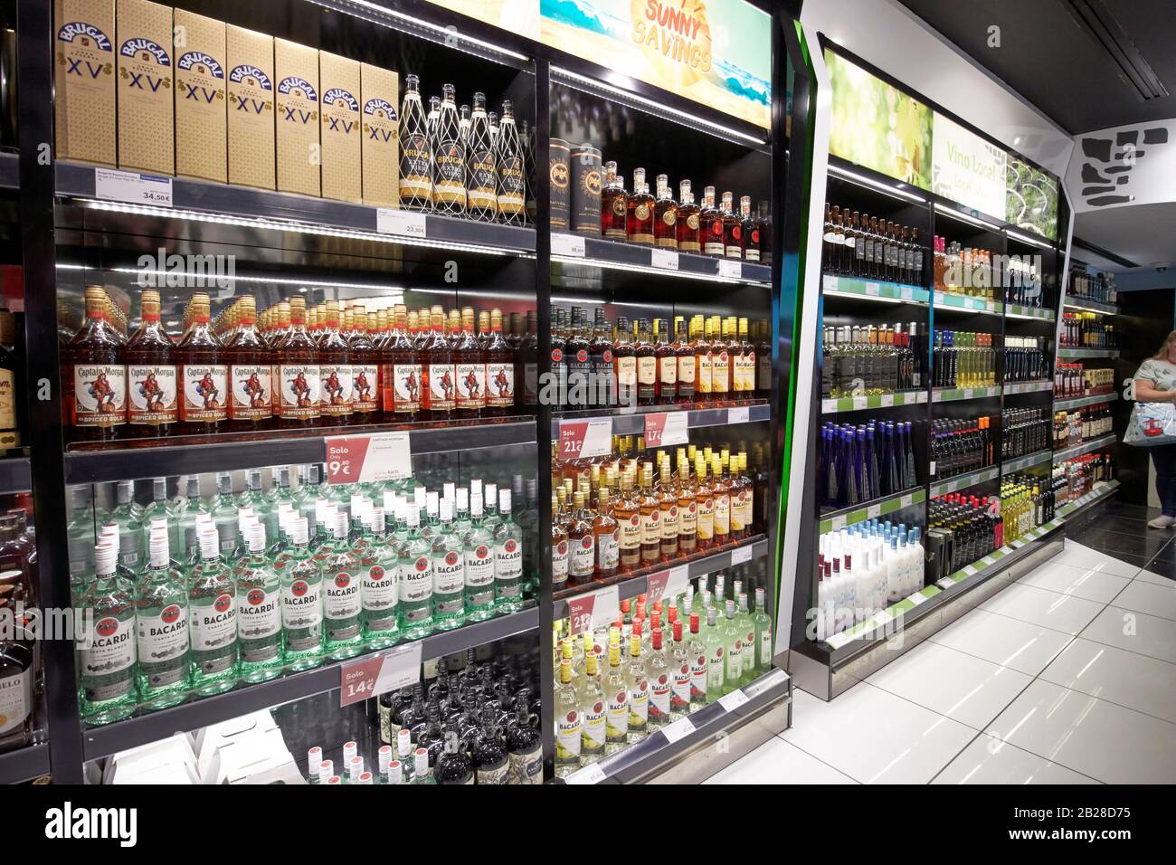 Flaschen Alkohol Rum zum Verkauf beim Duty Free Shopping im Terminal t1 arricife cesar manrique-Lanzarote Flughafen kanarische Inseln spanien Stockfoto