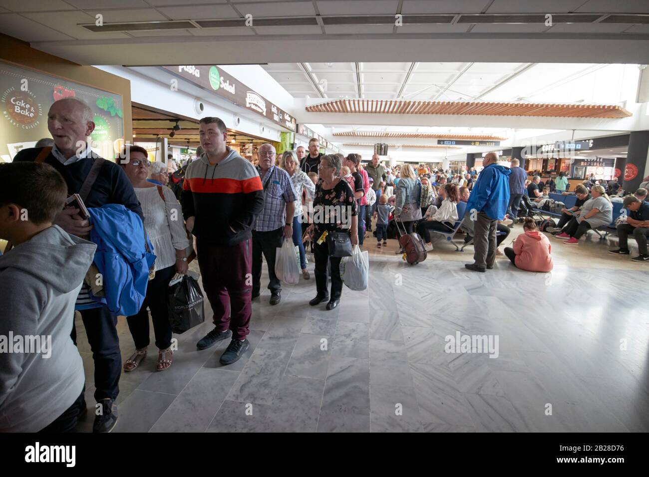 Britische und irische Passagiere warten am Flugsteig nach der Wintersonnenpause am Terminal t1 arricife cesar manrique-Lanzarote Stockfoto