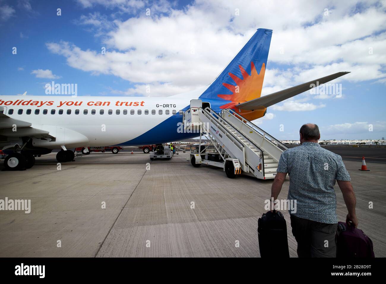 Passagiere, die zu den hinteren Stufen des JET2-Flugzeugs g-drtg arricife cesar manrique-Lanzarote Flughafen kanarische Inseln spanien laufen Stockfoto