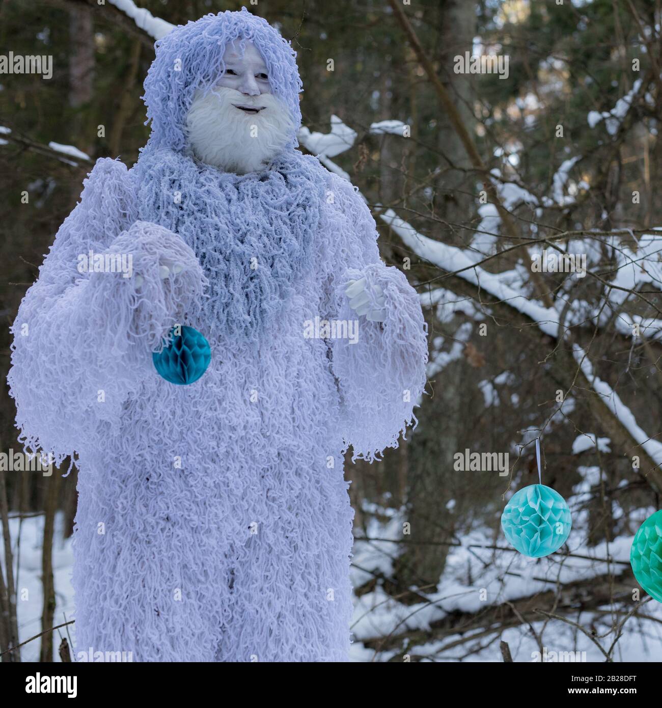 Yeti Märchenfigur im Winterwald. Fantasy-Foto im Freien. Stockfoto