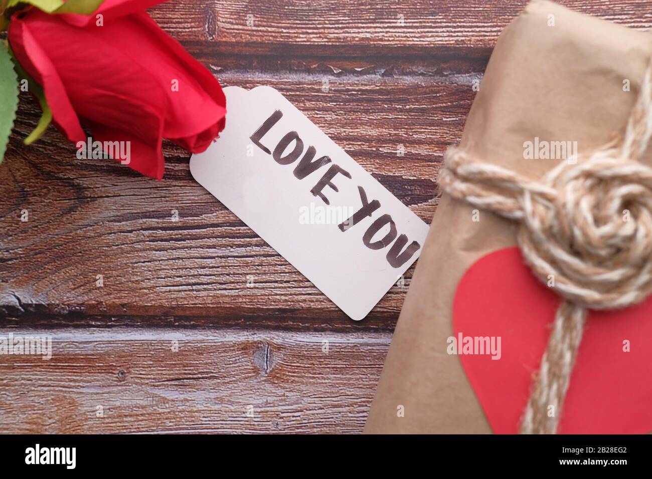 Schließen Sie die geschenkbox zum valentinstag und den Umschlag auf dem Tisch Stockfoto