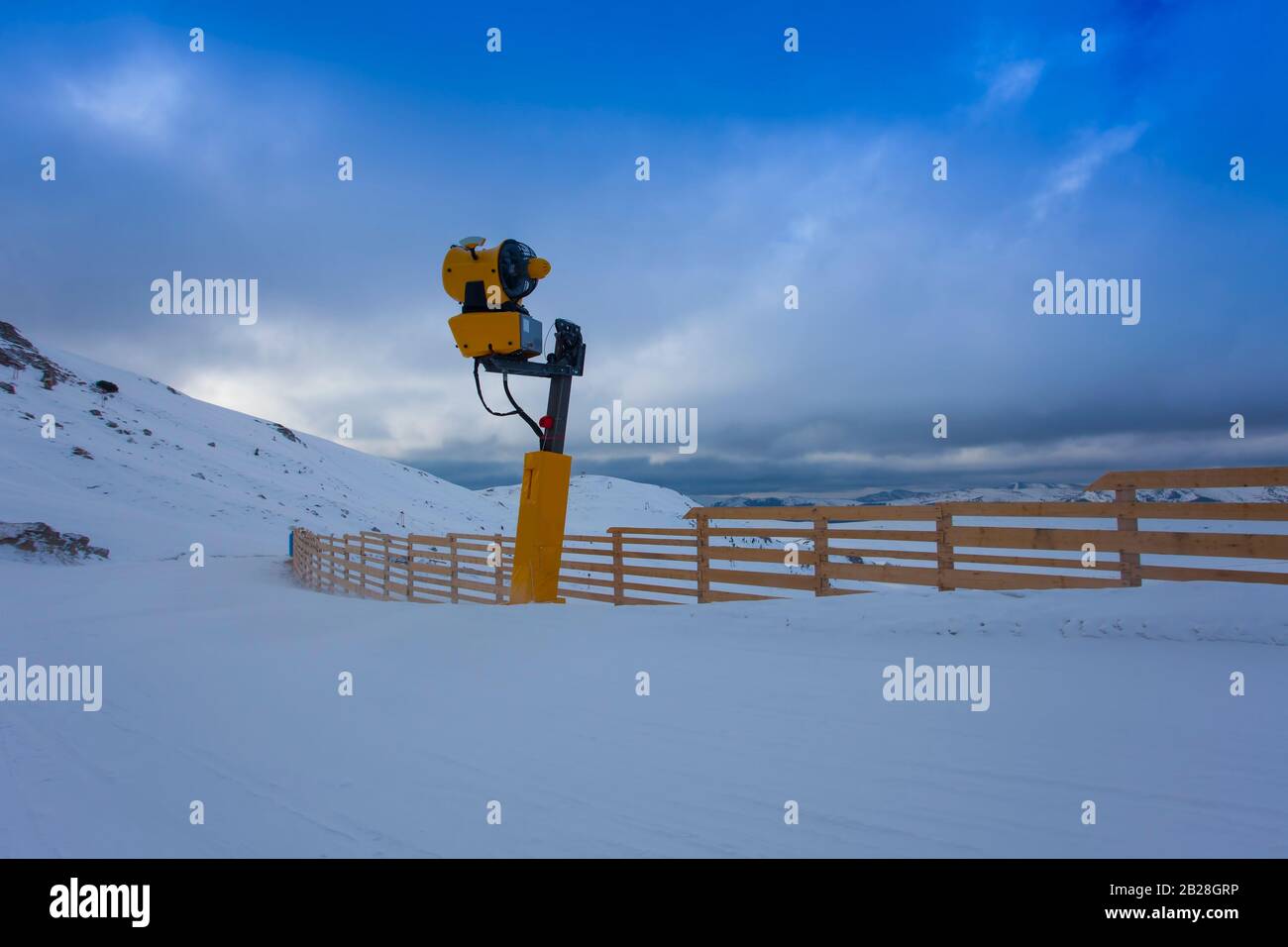 Schneekanon auf der Winter-Skipiste, Rumänien Stockfoto