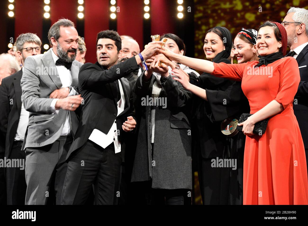 Baran Rasolof, Tochter von Mohammad Rasolof (Golden Bar Best Film 'Sheytan vojud nadarad/There Is No Evil/with the Team at the Closing Ceremony with award Ceremony at the Berlinale 2020/70th Berlin International Film Festival at the Berlinale Palast. Berlin, 29.02.2020 Stockfoto