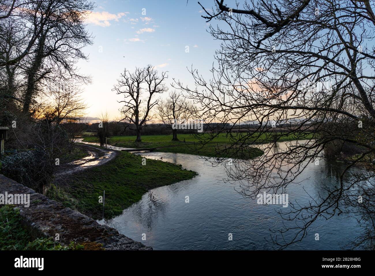 Aufnahmen In der Nähe Der Quelle Der Themse Walk in der Nähe Des Dorfes Kemble In Den Cotswolds in England Nach Den Jüngsten Überschwemmungen in Teilen von Großbritannien. Stockfoto