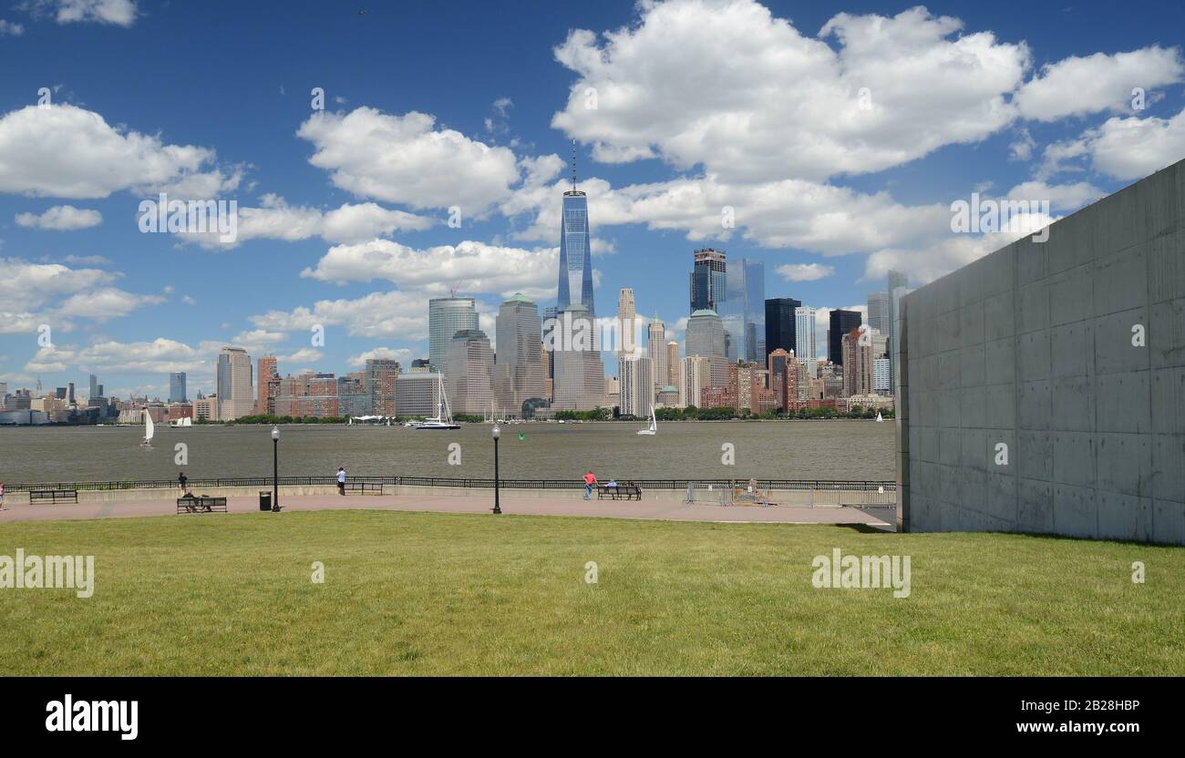 CITY CRUSH: Ein Blick über den Fluss von der Jersey City Waterfront bietet einen wunderschönen Blick auf die New Yorker Stadtlandschaft. Stockfoto