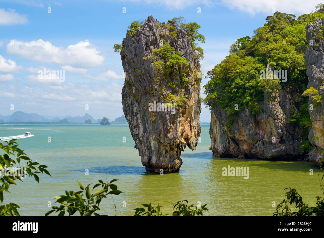 Landschaft von erstaunlichen James Bond Island und Ko Tapu Felsen, tropischer Strand am Meer in der Nähe von Phuket, Phang Nga Bay, Thailand. Stockfoto
