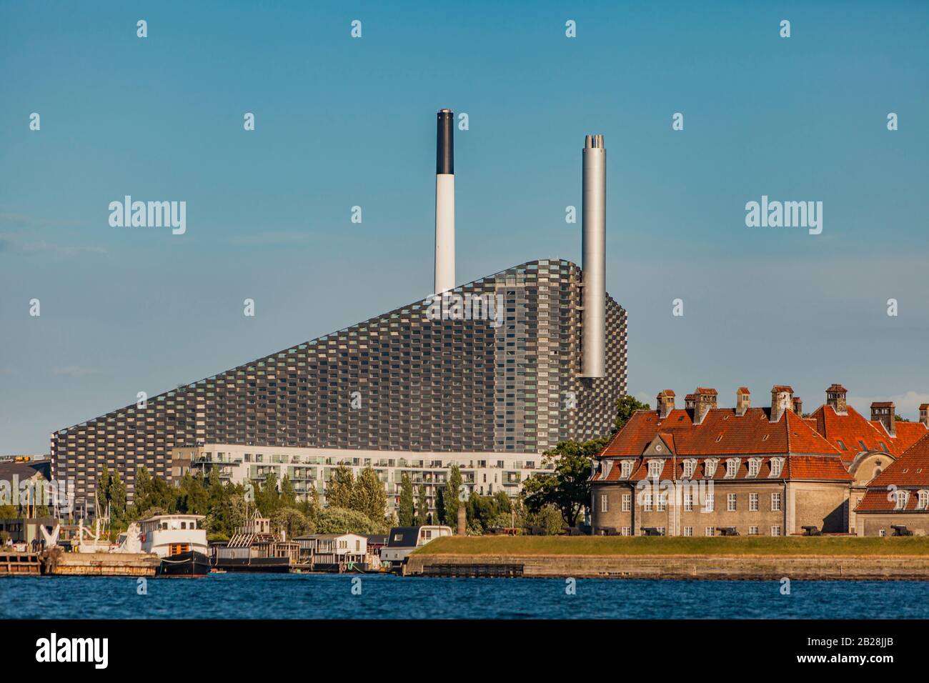 Kopenhagen, DÄNEMARK - 13. JUNI 2018: Amager Bakke, Wärme- und Stromabfall-Energie-Anlage in Amager, Kopenhagen, Dänemark. Es wurde 2017 eröffnet und ist es Stockfoto