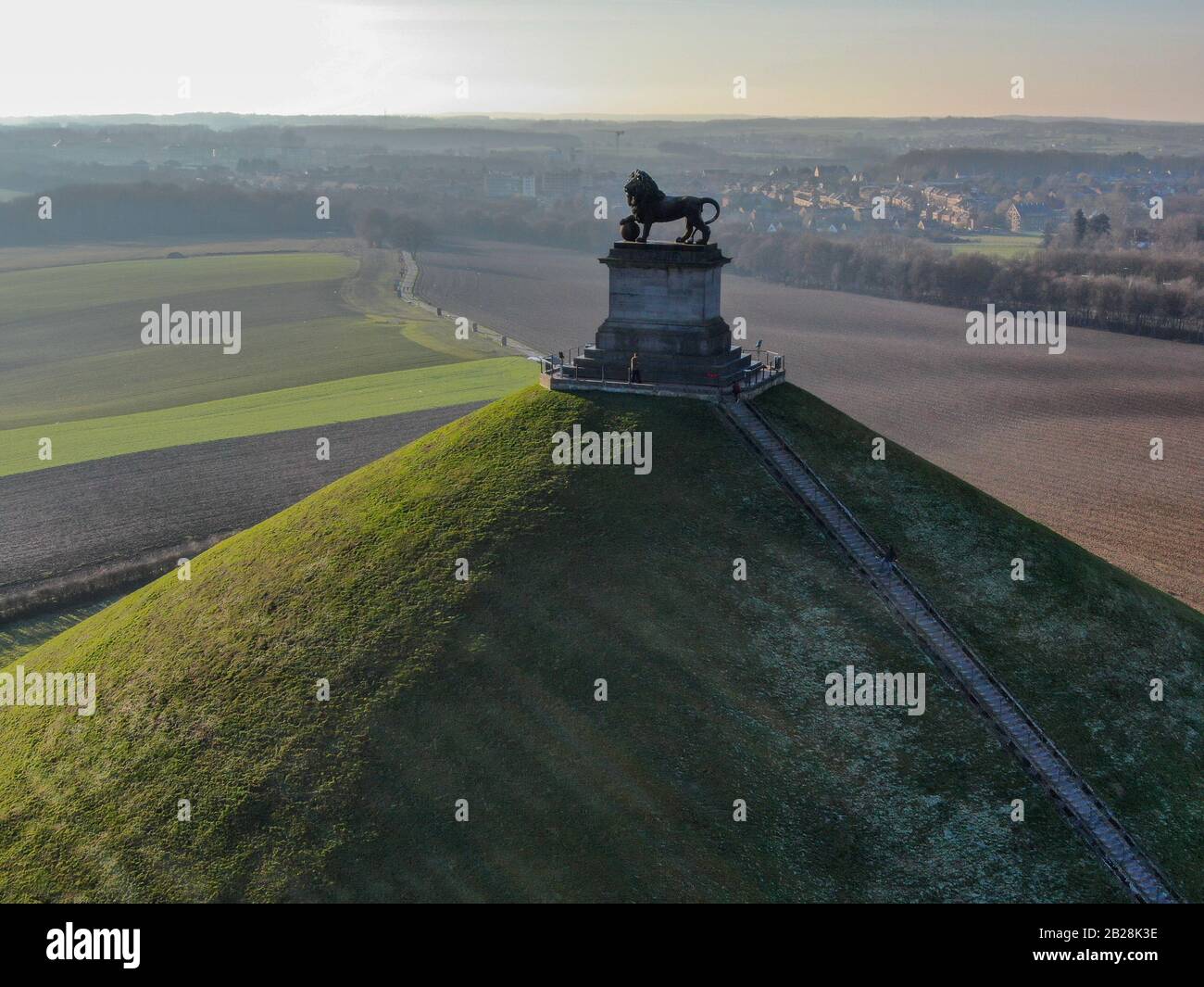 Luftbild des Lion's Mound mit Bauernland. Der riesige Butte Du Lion auf dem Schlachtfeld von Waterloo, auf dem Napoleon starb. Belgien. Stockfoto