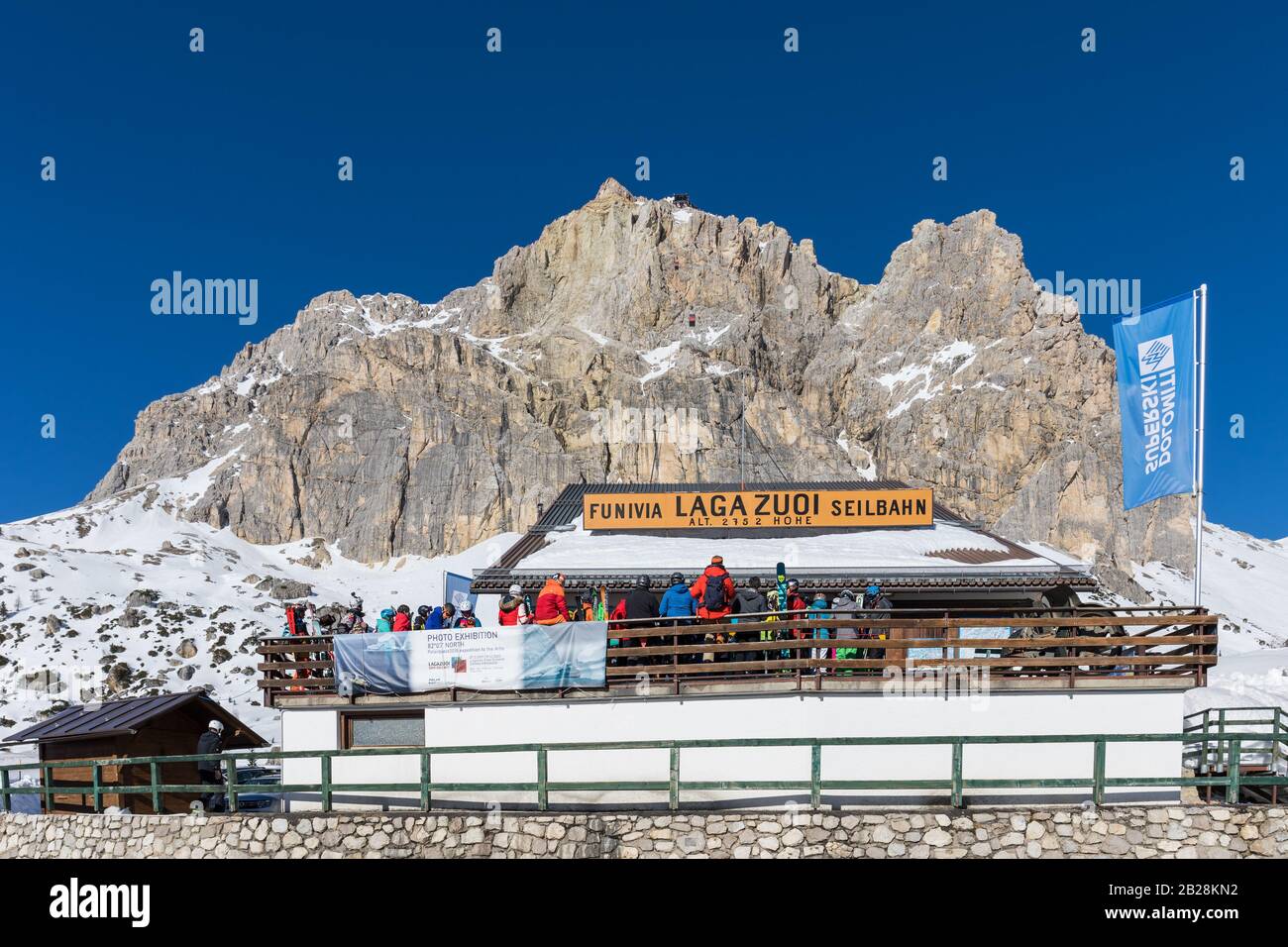 Lagazuoi Seilbahn (Funivia, Seilbahn) Station am Falzarego Pass, Dolomiten, Italien. Lagazuoi Berg im Hintergrund. Stockfoto