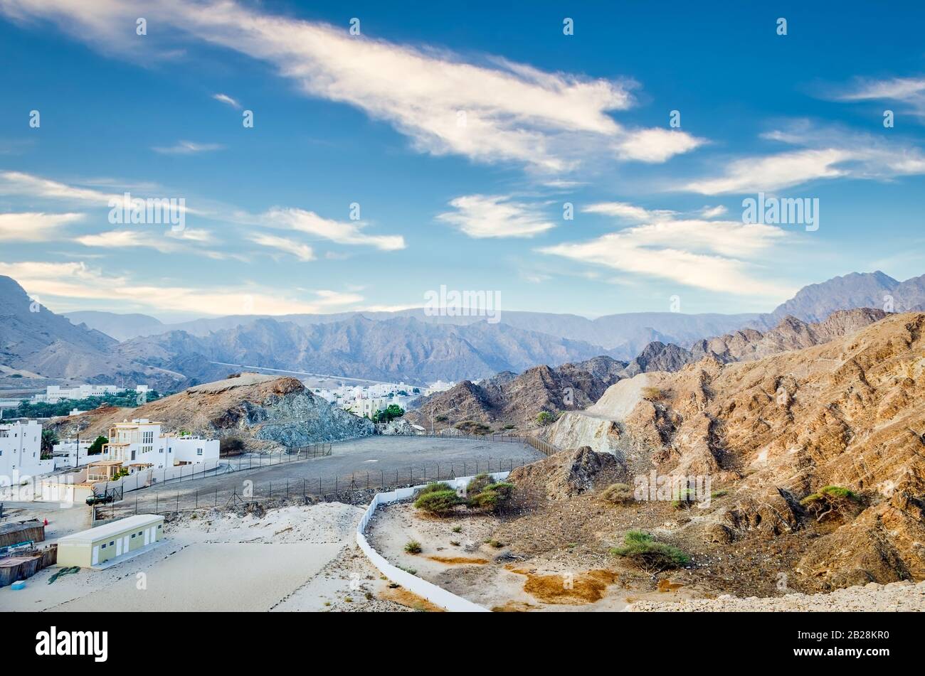 Kleine, verschlafene Stadt in der Nähe der großen Bergkette in Muscat, Oman. Stockfoto