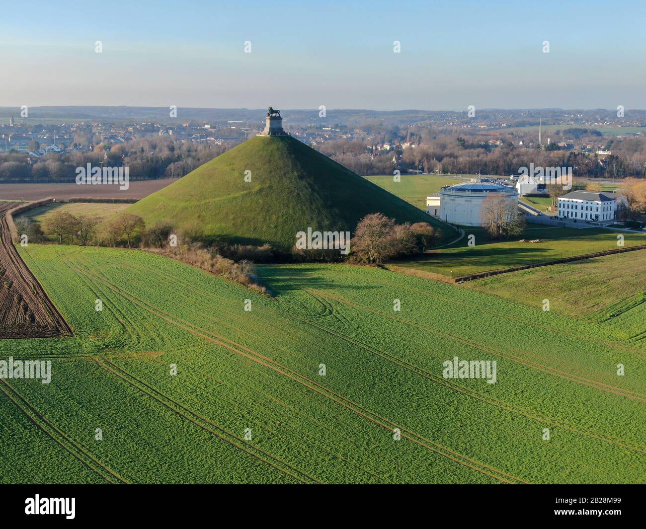 Luftbild des Lion's Mound mit Bauernland. Der riesige Butte Du Lion auf dem Schlachtfeld von Waterloo, auf dem Napoleon starb. Belgien. Stockfoto