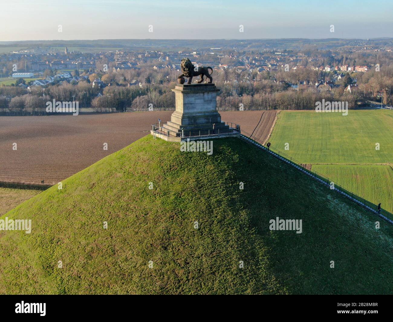 Luftbild des Lion's Mound mit Bauernland. Der riesige Butte Du Lion auf dem Schlachtfeld von Waterloo, auf dem Napoleon starb. Belgien. Stockfoto