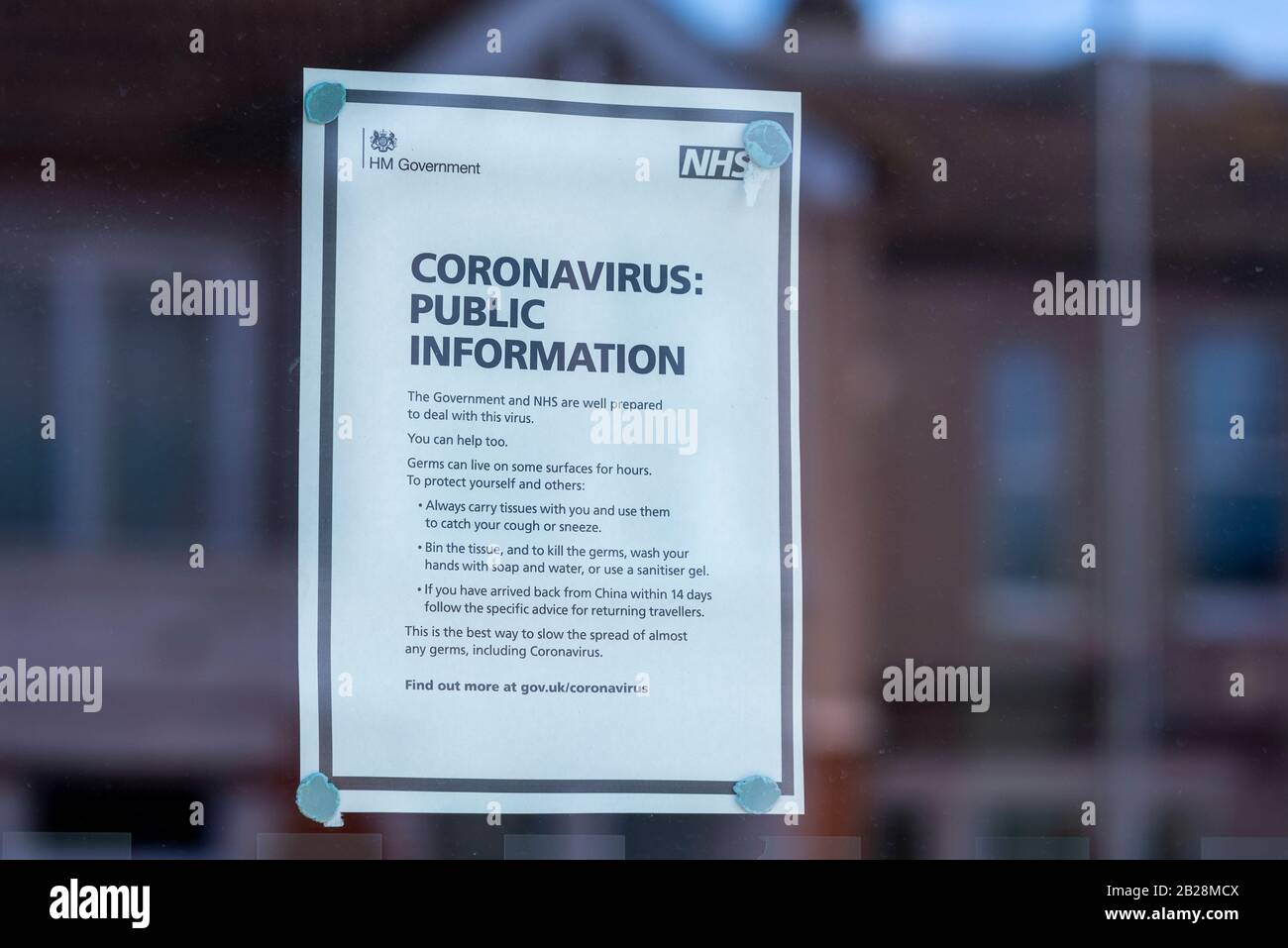 Öffentliche Informationen über Coronavirus im Fenster des Eingangs zur Arztpraxis in Westcliff on Sea, Essex, Großbritannien Stockfoto