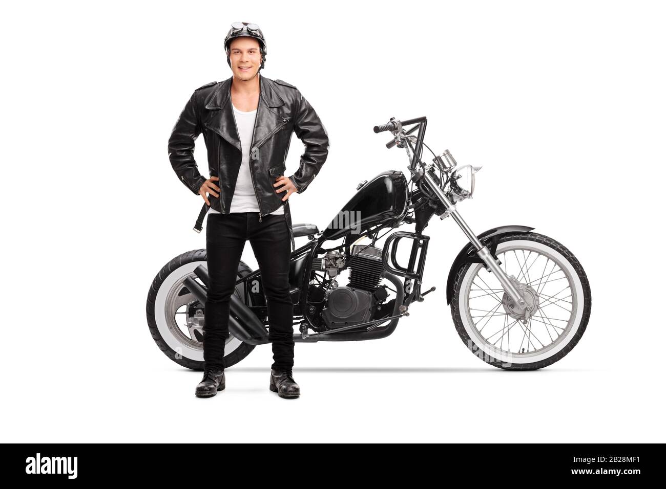Das lange Porträt eines Bikers, der neben einem individuell angepassten Chopper-Motorrad steht, ist auf weißem Hintergrund isoliert Stockfoto