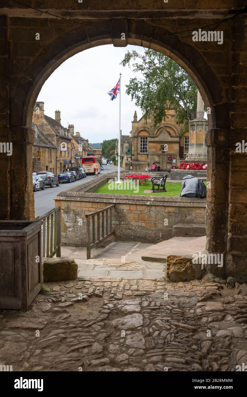 High Street, Chipping Campden, von der Markthalle, Gloucestershire, Cotswolds, England aus gesehen Stockfoto