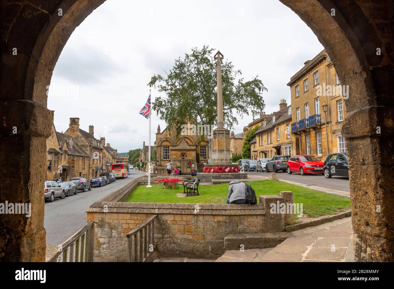 High Street, Chipping Campden, von der Markthalle, Gloucestershire, Cotswolds, England aus gesehen Stockfoto
