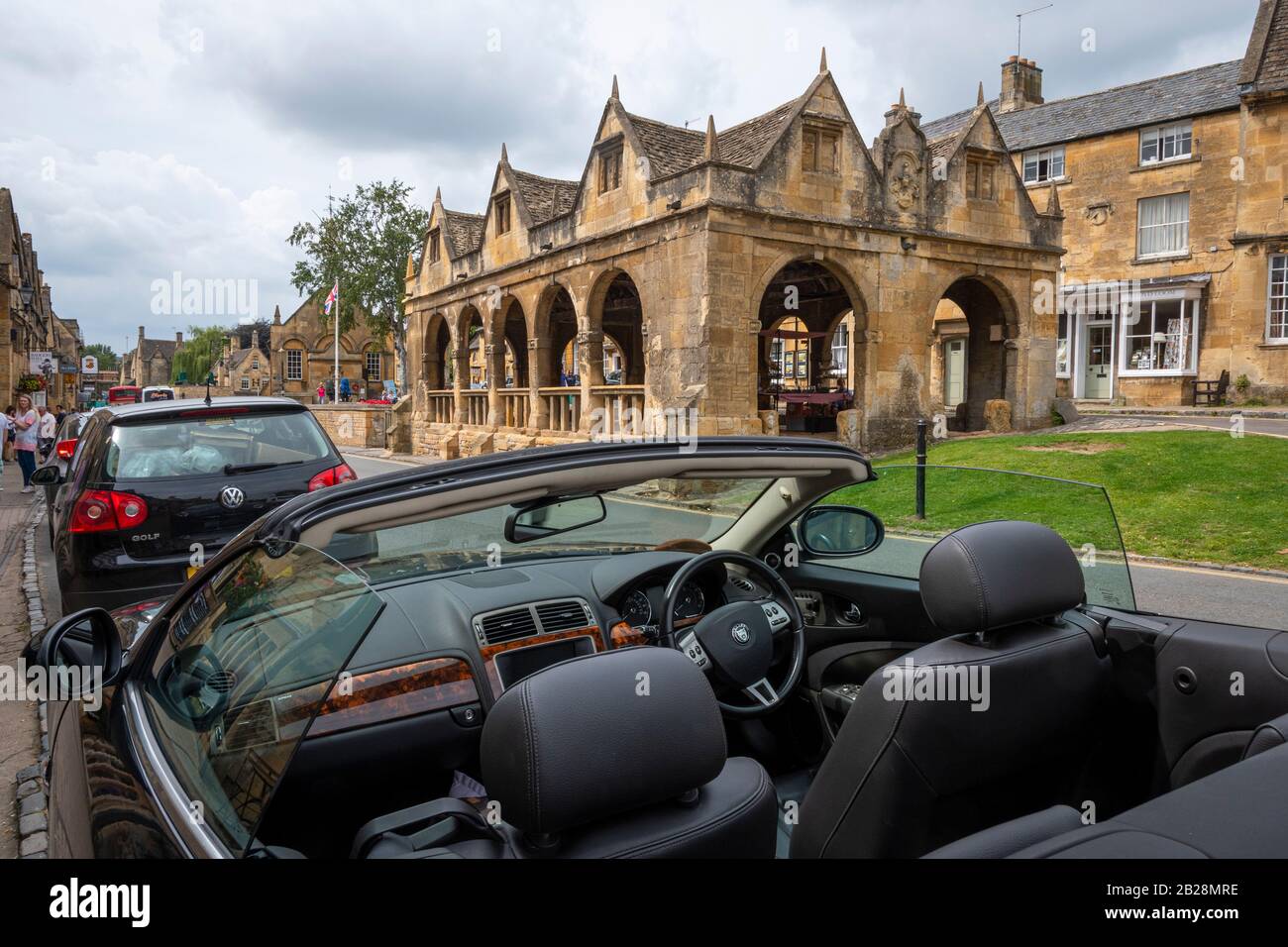 Jaguar Konvertible außerhalb Von Market Hall, High Street, Chipping Campden, Gloucestershire, Cotswolds, England Stockfoto