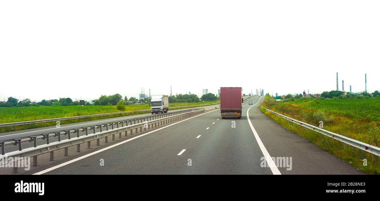 Autobahn mit LKW-Transport und Straße isoliert auf weißem Hintergrund Stockfoto