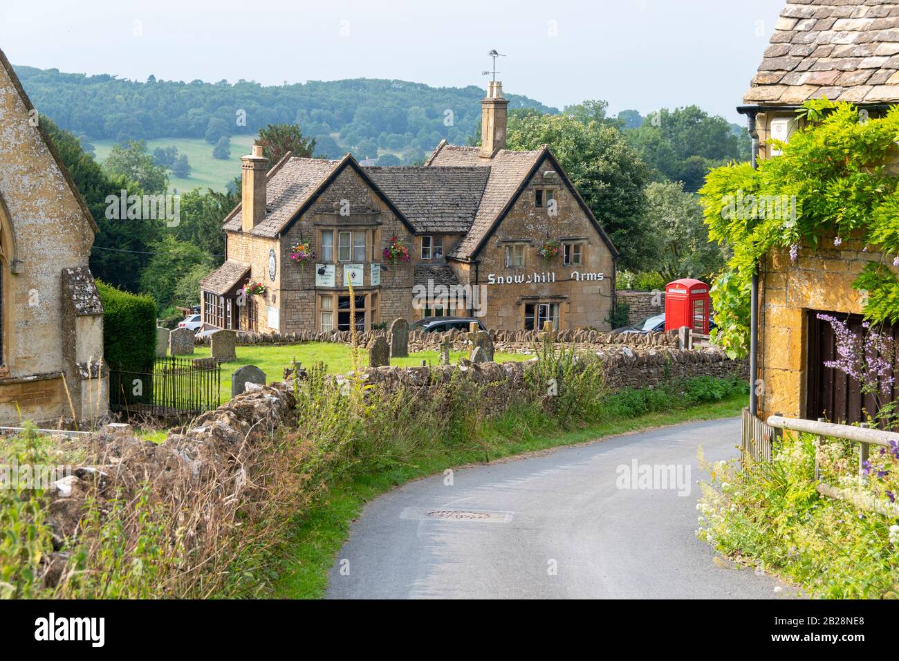 Straße durch das Dorf, führt nach Pub, Snowshill, Gloucestershire, Cotswolds, England Stockfoto
