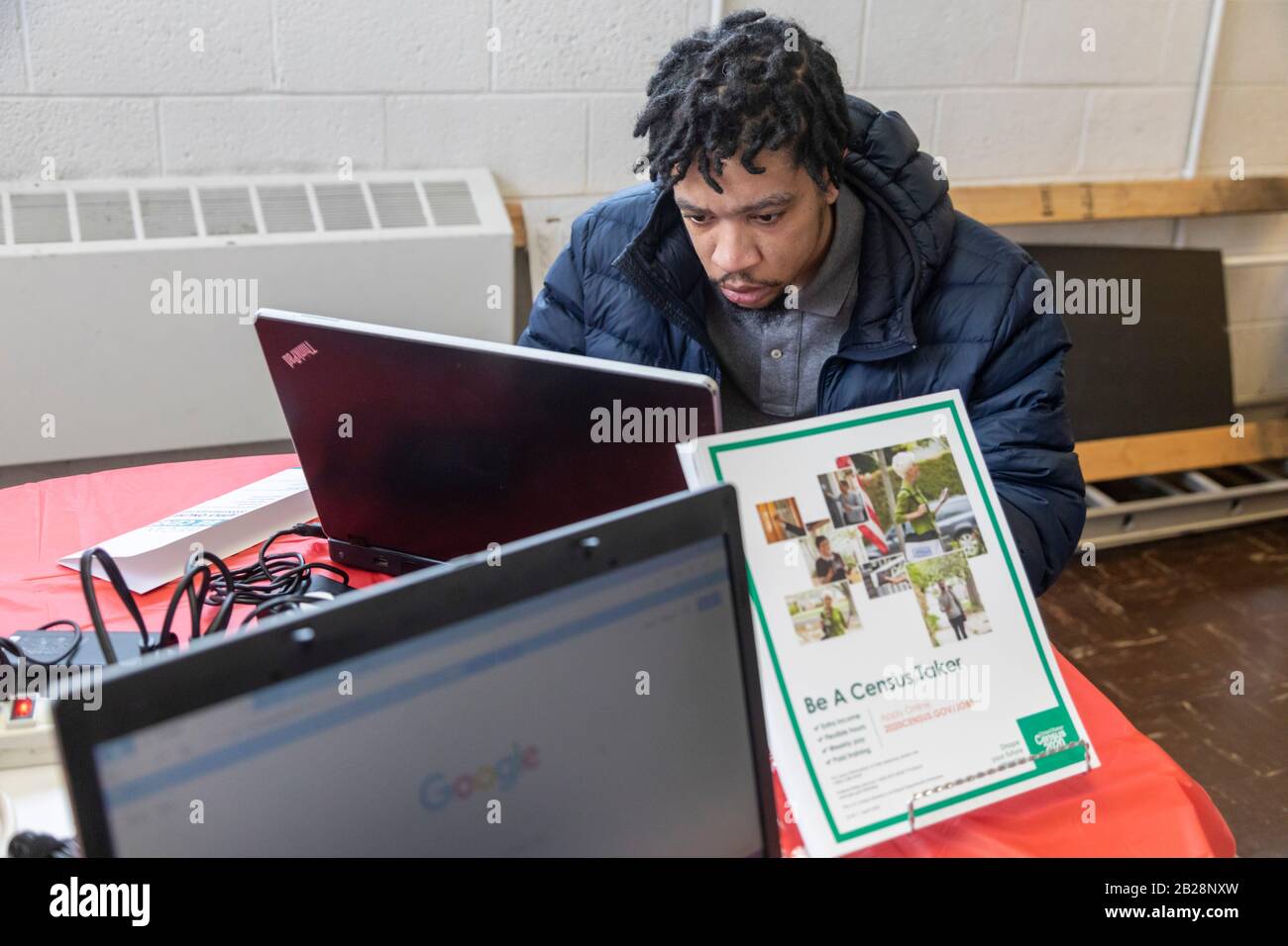 Detroit, Michigan, USA. März 2020. Ein junger Mann bewirbt sich während einer Jobmesse bei Martin Evers Missionary Baptist Church um einen Job beim U.S. Census. Kredit: Jim West/Alamy Live News Stockfoto