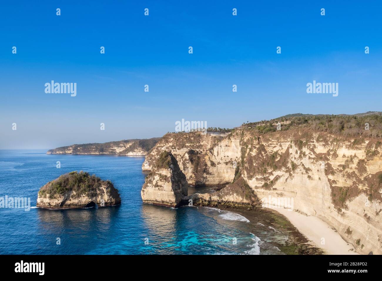 Atuh-Klippen und Strand auf der Insel Nusa Penida, Bali, Indonesien Stockfoto